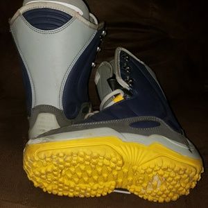 Snowboard boots